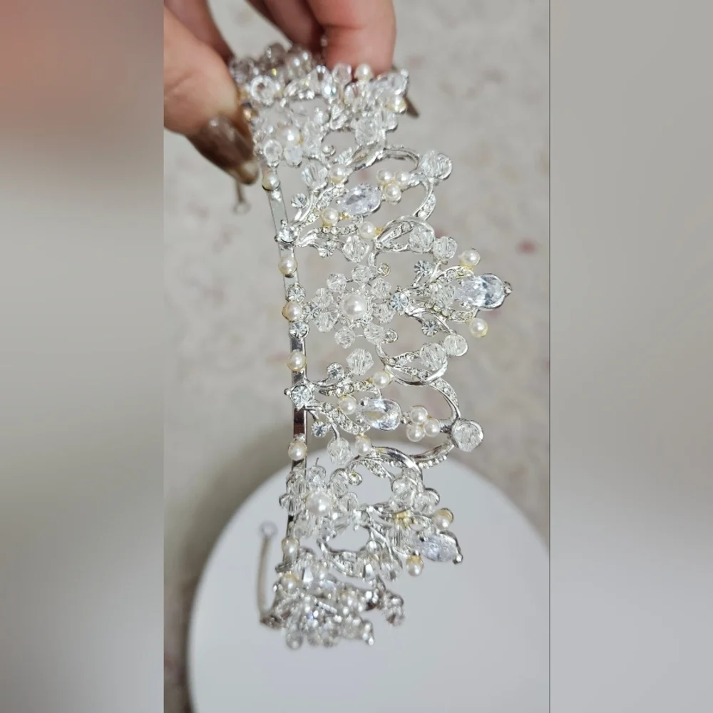 🌟Vintage Inspired Silver Sparkly Tiara with Crystals And Pearls🌟